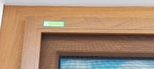 Alurahmen mit Pulverbeschichtung in Holzdekor im Insektenschutz